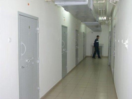 Bărbaţii care au vandalizat un bar din Murfatlar rămân în arest
